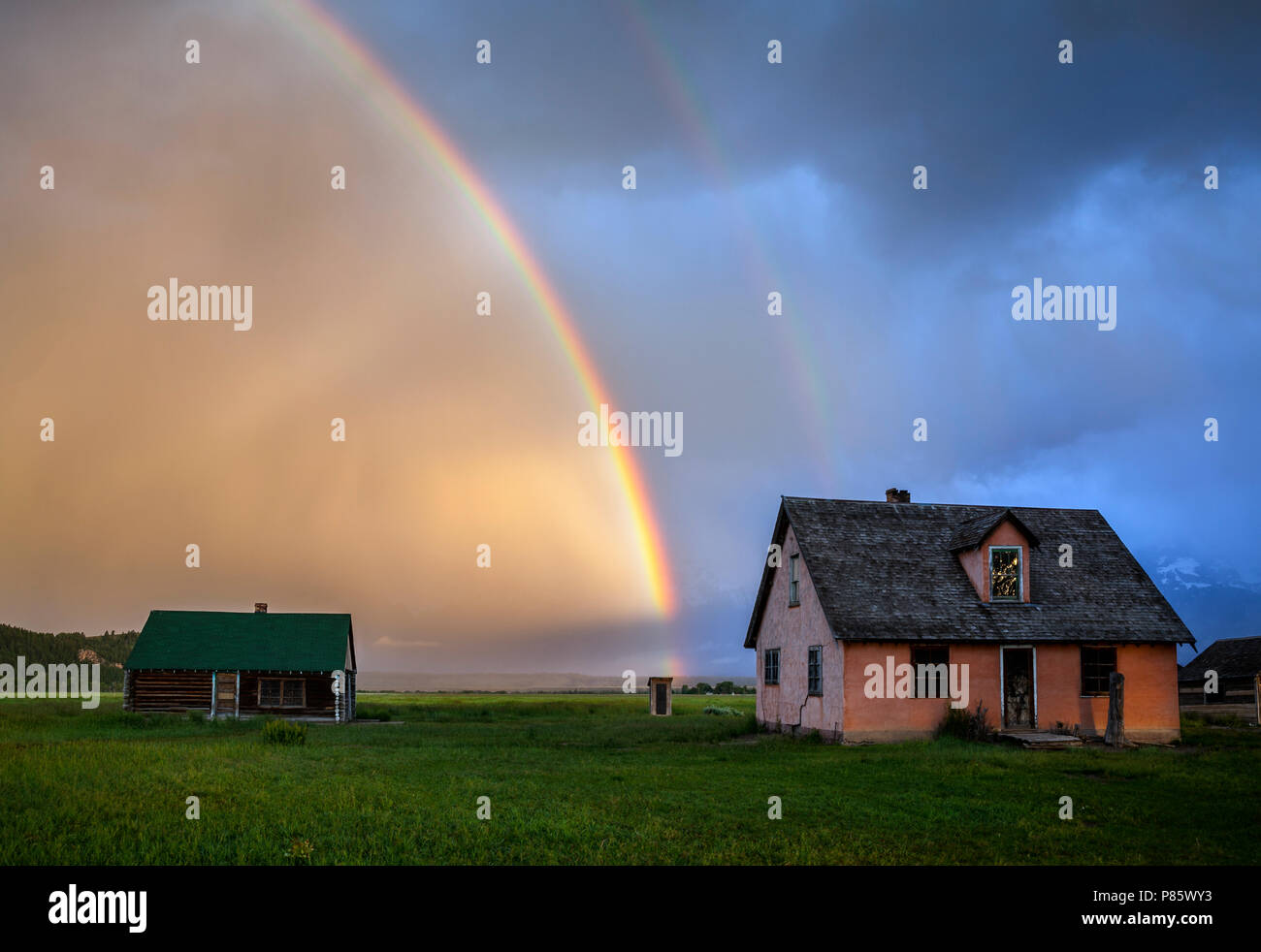 WY02763-00...WYOMING - Arcobaleno sulla storica casa lungo il Mormon Road nel Parco Nazionale di Grand Teton. Foto Stock