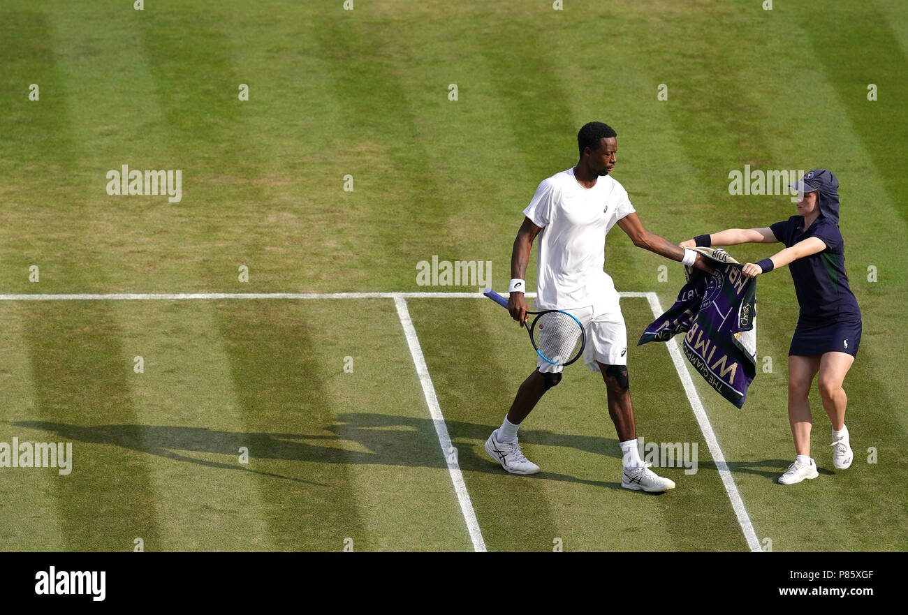 Gael Monfils viene consegnato un asciugamano da una sfera ragazza durante la sua partita il giorno sette dei campionati di Wimbledon al All England Lawn Tennis e Croquet Club, Wimbledon. Stampa foto di associazione. Picture Data: lunedì 9 luglio 2018. Vedere PA storia il tennis a Wimbledon. Foto di credito dovrebbe leggere: John Walton/filo PA. Restrizioni: solo uso editoriale. Nessun uso commerciale senza il previo consenso scritto della AELTC. Immagine ancora utilizzare solo - Assenza di immagini in movimento per emulare broadcast. Nessuna sovrapposizione o rimozione di sponsor/annuncio loghi. Chiamate il numero +44 (0)1158 447447 per ulteriori informazioni. Foto Stock