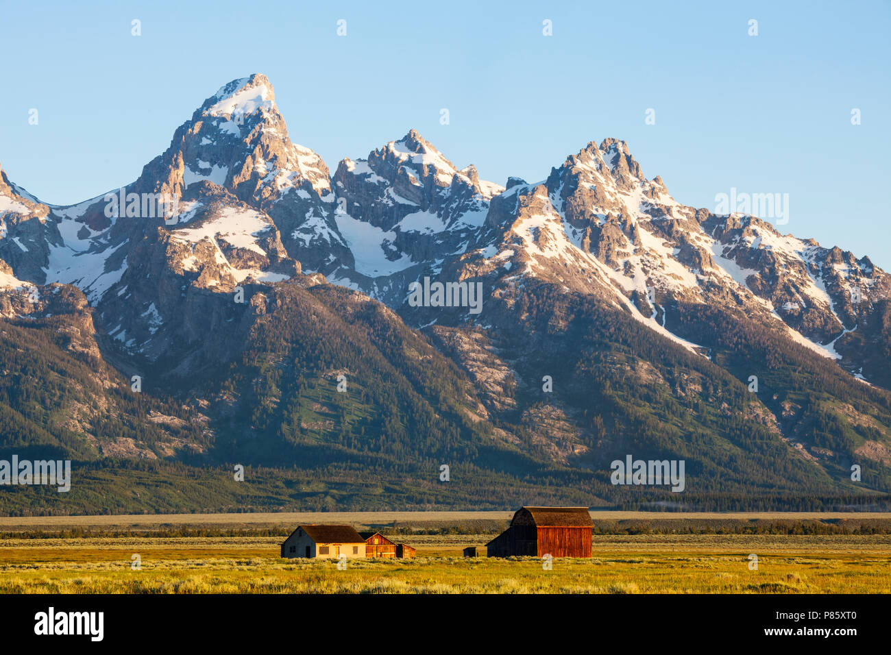 WY02771-00...WYOMING - edifici storici nel Parco Nazionale di Grand Teton lungo il Mormon Stefano con la gamma Teton in background. Foto Stock