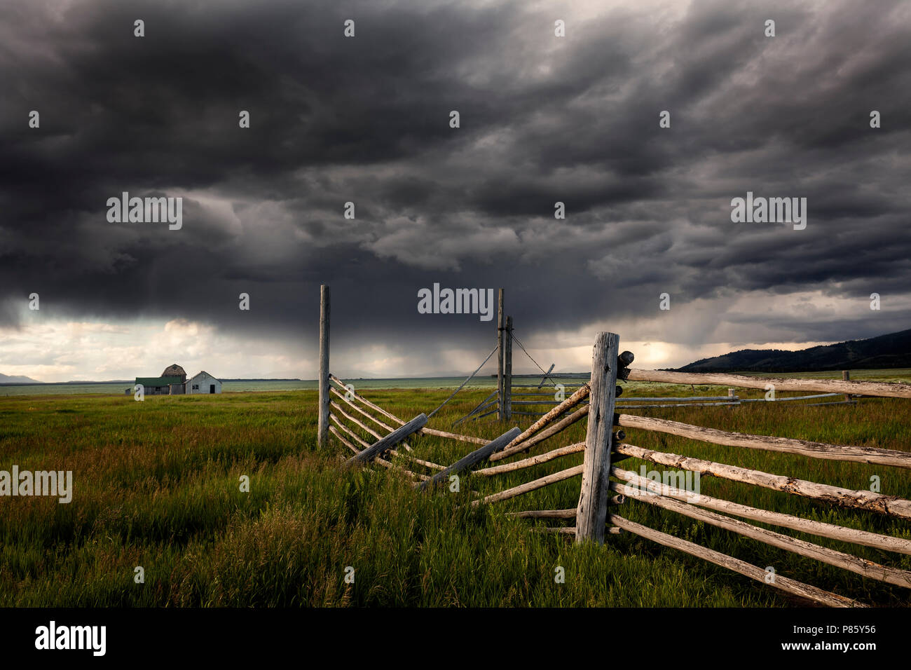 WY02775-00...WYOMING - Storm aproaching edificio storico nel Parco Nazionale di Grand Teton lungo il Mormon Road. Foto Stock