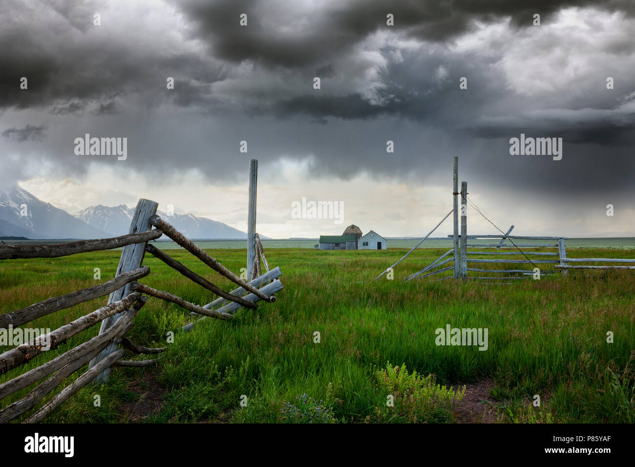 WY02777-00...WYOMING - Storm aproaching edificio storico nel Parco Nazionale di Grand Teton lungo il Mormon Road. Foto Stock