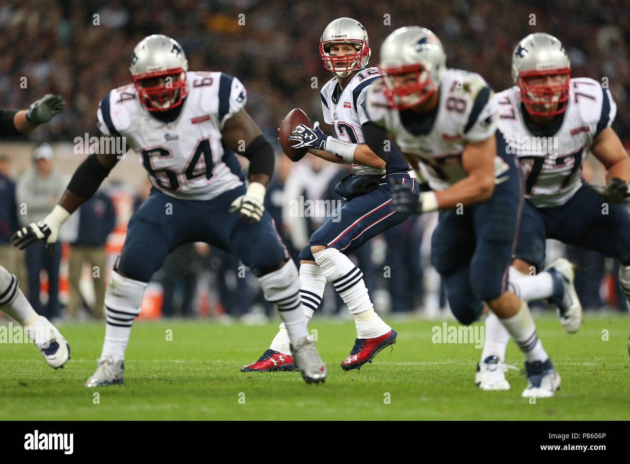 New England Patriots quarterback Tom Brady cerca il pass nel quarto trimestre contro il St. Louis Rams durante la NFL International Series 2012 gioco allo Stadio di Wembley 28 Ottobre. Tom Brady è il maggior successo quarterback nella storia di NFL con 6 vincitori del Superbowl Anelli --- foto di Paul Cunningham Foto Stock