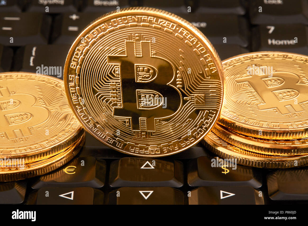 Bitcoin. Crypto moneta Bitcoin Oro, BTC, Bit moneta. Macro shot di monete Bitcoin isolato sulla tastiera euro dollaro vista superiore Foto Stock