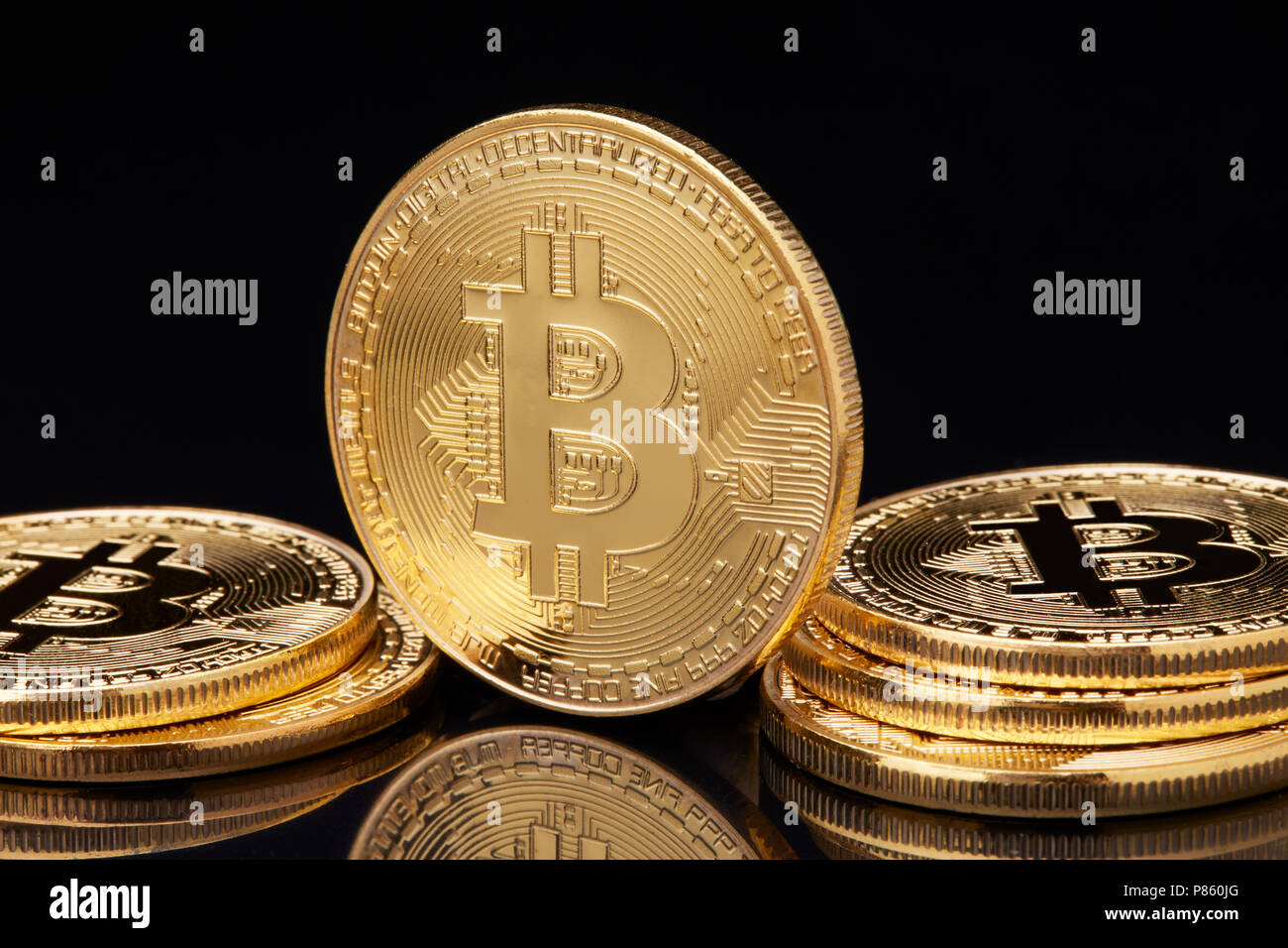Bitcoin. Crypto moneta Bitcoin Oro, BTC, Bit moneta. Macro shot di monete Bitcoin isolati su sfondo nero Blockchain tecnologia, bit-coin mining Foto Stock