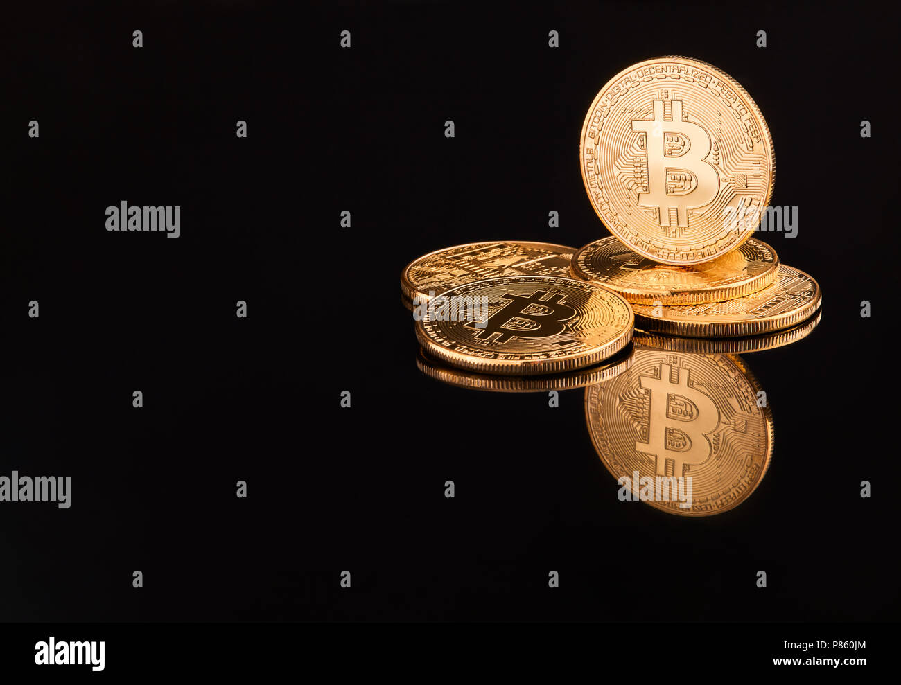 Bitcoin. Crypto moneta Bitcoin Oro, BTC, Bit moneta. Macro shot di monete Bitcoin isolati su sfondo nero Blockchain tecnologia, bit-coin mining Foto Stock