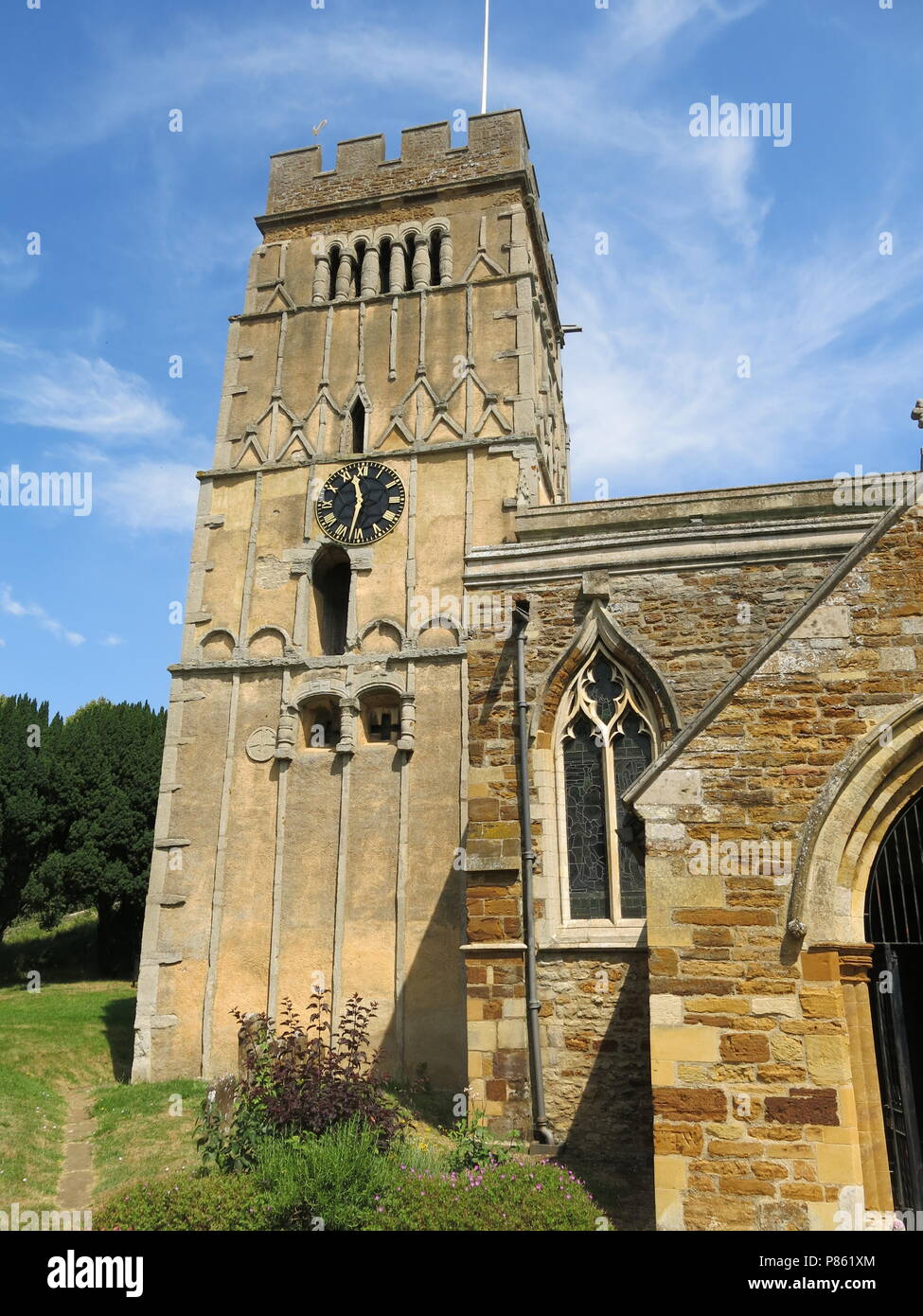 Una vista esterna del decimo secolo sassone chiesa a Earls Barton, Northamptonshire, Inghilterra; la costruzione della torre in pietra risale al 970 D.C.. Foto Stock