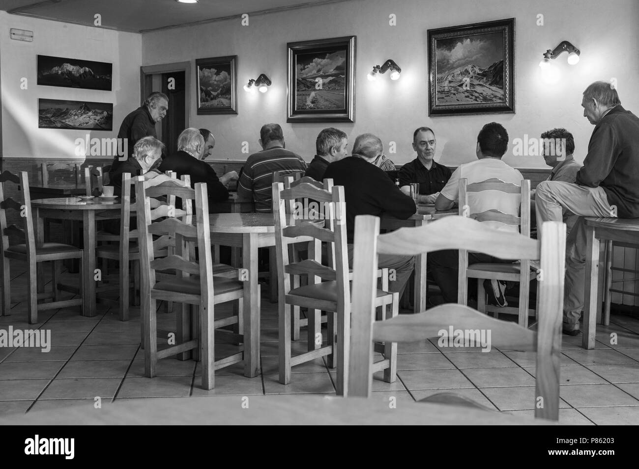 Gli uomini seduti a giocare a carte in un bar in Camprodon, Catalogna, Spagna Foto Stock