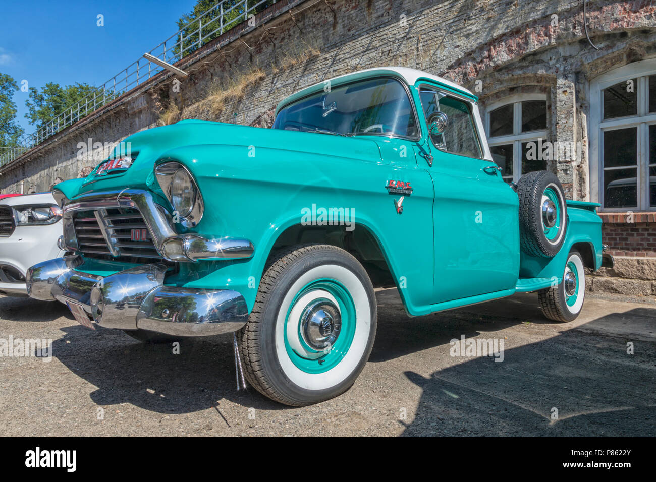 Stade, Germania - Luglio 8, 2018: UN 1957 vintage 100 GMC pickup truck al quinto periodo estivo ci guida car meeting. Foto Stock