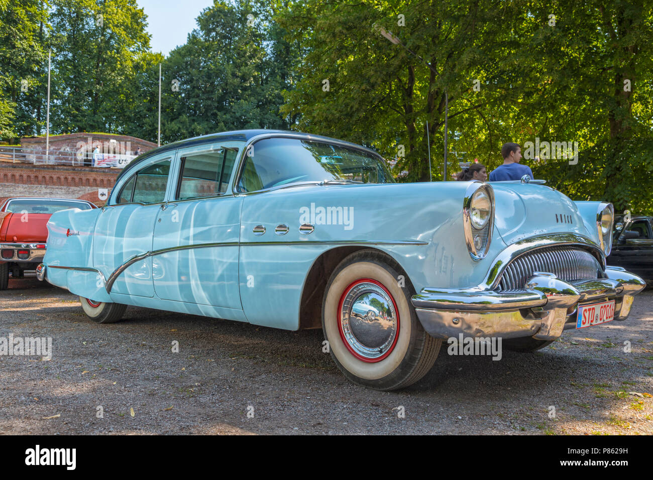 Stade, Germania - Luglio 8, 2018: un'annata 1954 Buick speciale 4 porta al quinto periodo estivo ci guida car meeting. Foto Stock