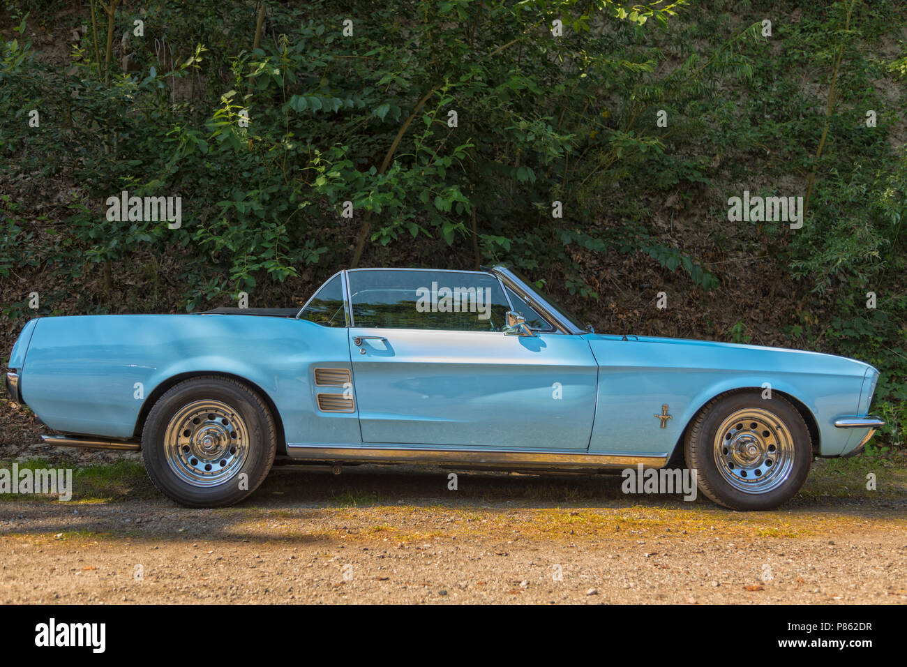 Stade, Germania - Luglio 8, 2018: un'annata 1967 Ford Mustang, convertibile al quinto periodo estivo ci guida car meeting. Foto Stock