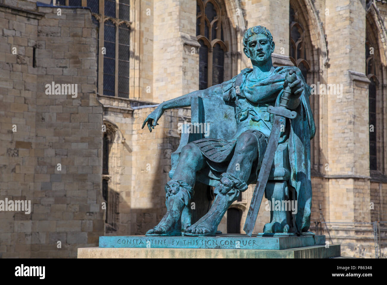 Una statua dell'imperatore romano Costantino al di fuori di York Minster e York, Inghilterra Foto Stock