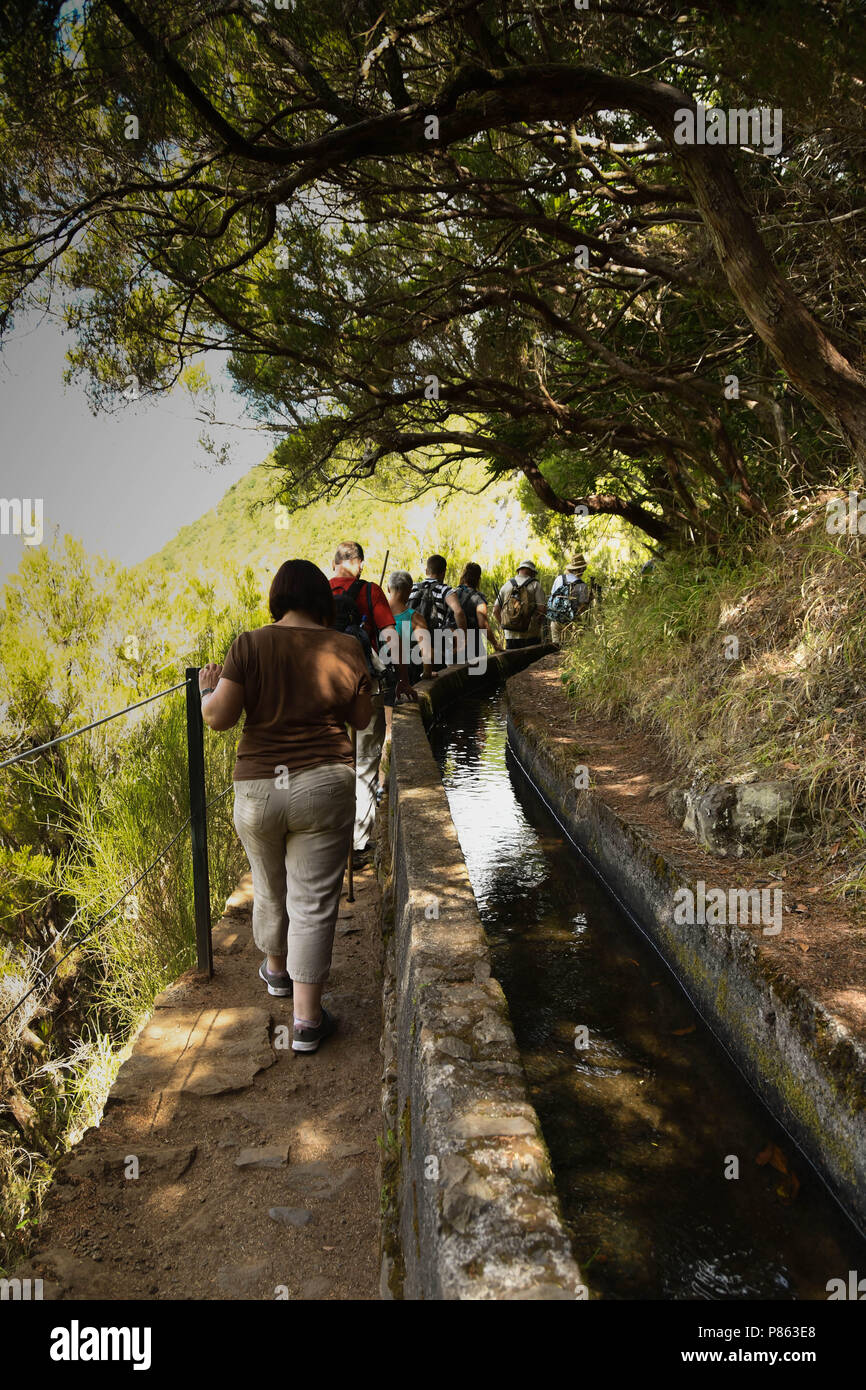 La gente che camminava sulla rete di Levadas - acqua - i canali che attraversano l'isola di Madera nell'Oceano Atlantico Foto Stock