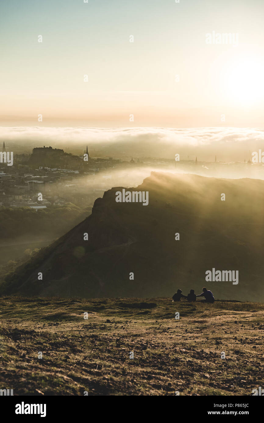 Nebbia di mare (haar) travolgendo Edimburgo, capitale della Scozia, poco prima del tramonto. Preso dalla Holyrood Park. Foto Stock