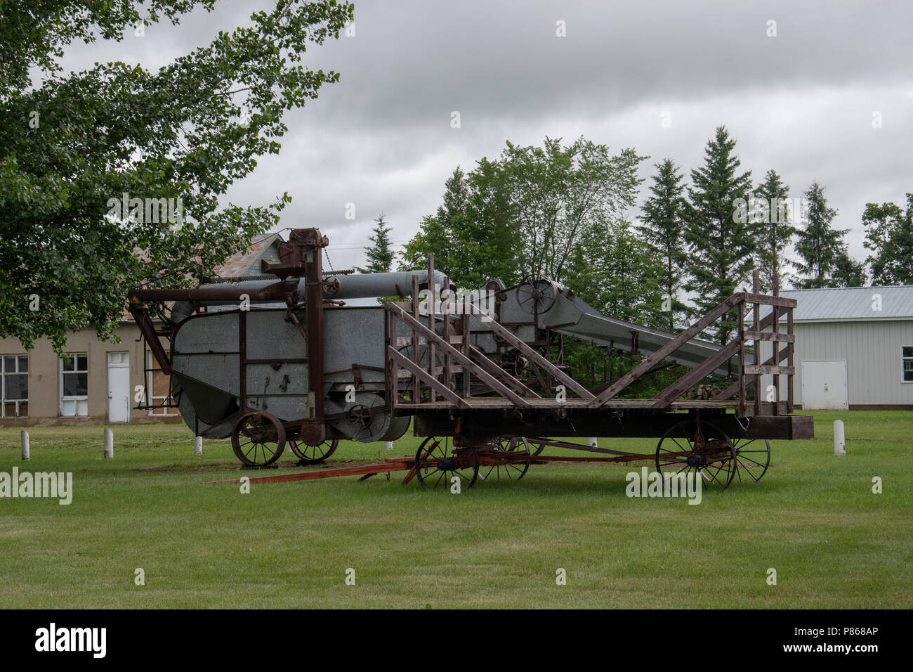 Andanatrice da antichi e il fieno carrello a livello nazionale Doukhobor Heritage Village, Veregin, Saskatchewan, Canada. Foto Stock