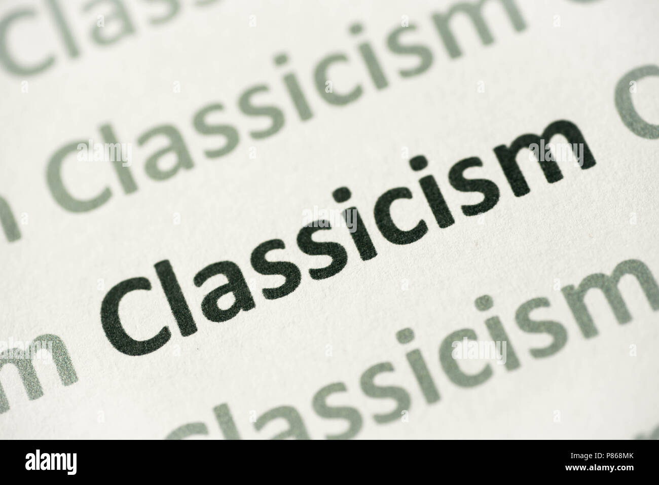 Il classicismo di parola stampata su carta bianca macro Foto Stock