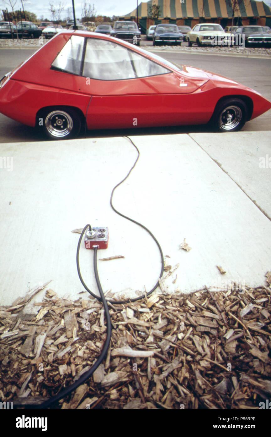 Mostra al primo simposio sul basso inquinamento dei sistemi di potenza lo sviluppo ..., 101972 ---l'EBS Sundancer, un esperimento di auto elettriche, ottiene le sue batterie caricate da un'uscita nel parcheggio Ottobre 1973 Foto Stock