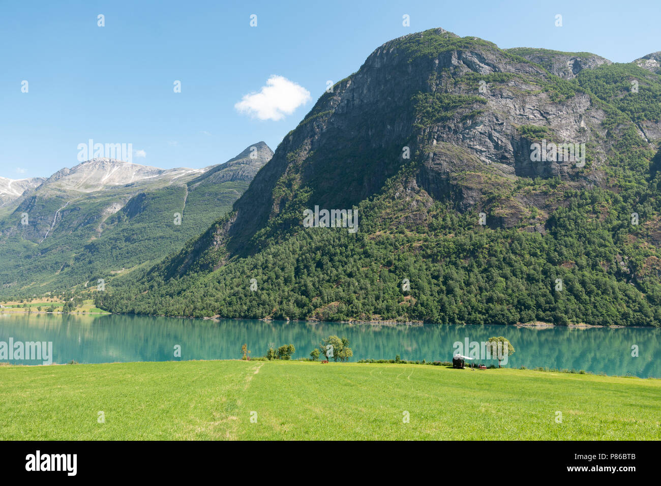 Un unico camper dalla riva del lago Oldevatnet, nel Jostedalsbreen national park, Norvegia Foto Stock
