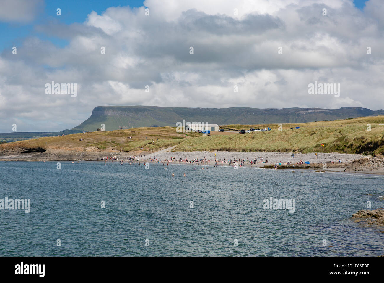 Rosses Point, Sligo, Irlanda. 8 Luglio 2018: per coloro che godono di condizioni meteo soleggiate rendendo la maggior parte fuori del record di alte temperature riscaldamento Irlanda avente un grande tempo in spiaggia o in giro per la bella Rosses Point Village nella Contea di Sligo Irlanda . Foto Stock