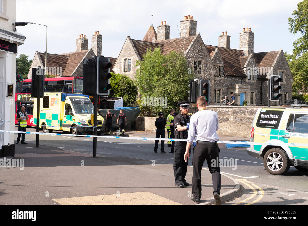 Salisbury, Wiltshire, Regno Unito. Il 9 luglio 2018. Aggiornamento incidente è stato a causa di un uomo collassare in una fermata di autobus. L'incidente ha causato una rapida risposta da parte dei servizi di emergenza e le strade sono rimaste chiuse causando caos del traffico per diverse ore. Un bus è stato isolato dalla polizia in Salisbury city centre. Il suo chiaro al momento se questa è dovuta all'agente nervino Novichok. Ma il personale di emergenza sono protetti da indossare tute bianche e maschere antigas. Credit Paul Chambers Alamy / Live News Foto Stock