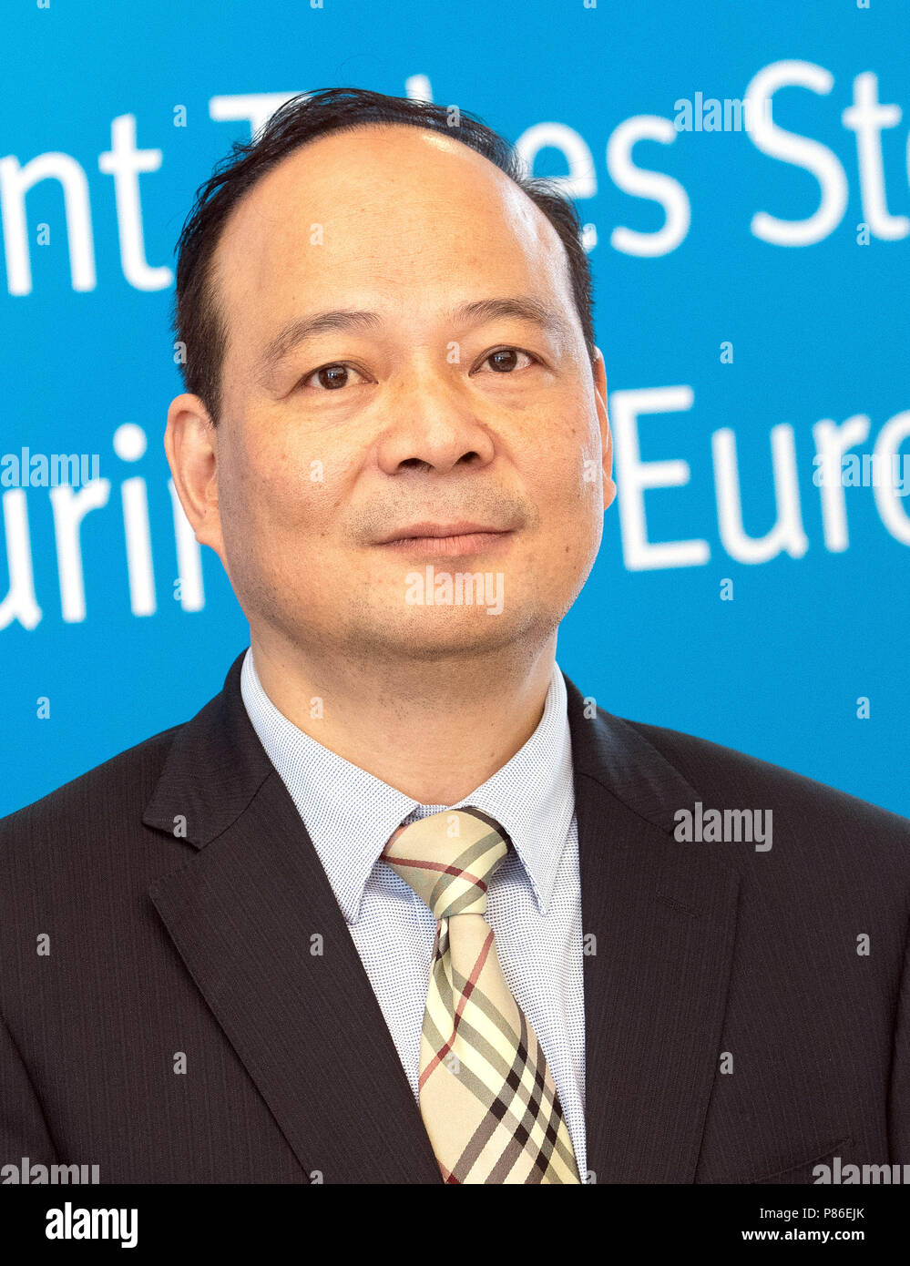 Berlino, Germania. 09 Luglio, 2018. Il CEO della batteria cinese contemporanea produttore Amperex Technology Ltd (CATL), Robin Zeng, presenta i piani per la costruzione di una fabbrica della società cinese in Turingia. Piani CATL per produrre le celle della batteria per auto electro in Turingia. Credito: Paolo Zinken/dpa/Alamy Live News Foto Stock