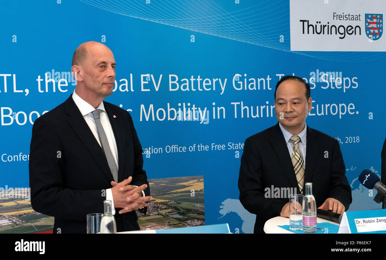 Berlino, Germania. 09 Luglio, 2018. Il Land Turingia è il ministro dell'Economia Wolfgang Tiefensee del Partito socialdemocratico (SPD) e il CEO della batteria cinese contemporanea produttore Amperex Technology Ltd (CATL), Robin Zeng (R), presentare i piani per la costruzione di una fabbrica della società cinese in Turingia. Piani CATL per produrre le celle della batteria per auto electro in Turingia. Credito: Paolo Zinken/dpa/Alamy Live News Foto Stock