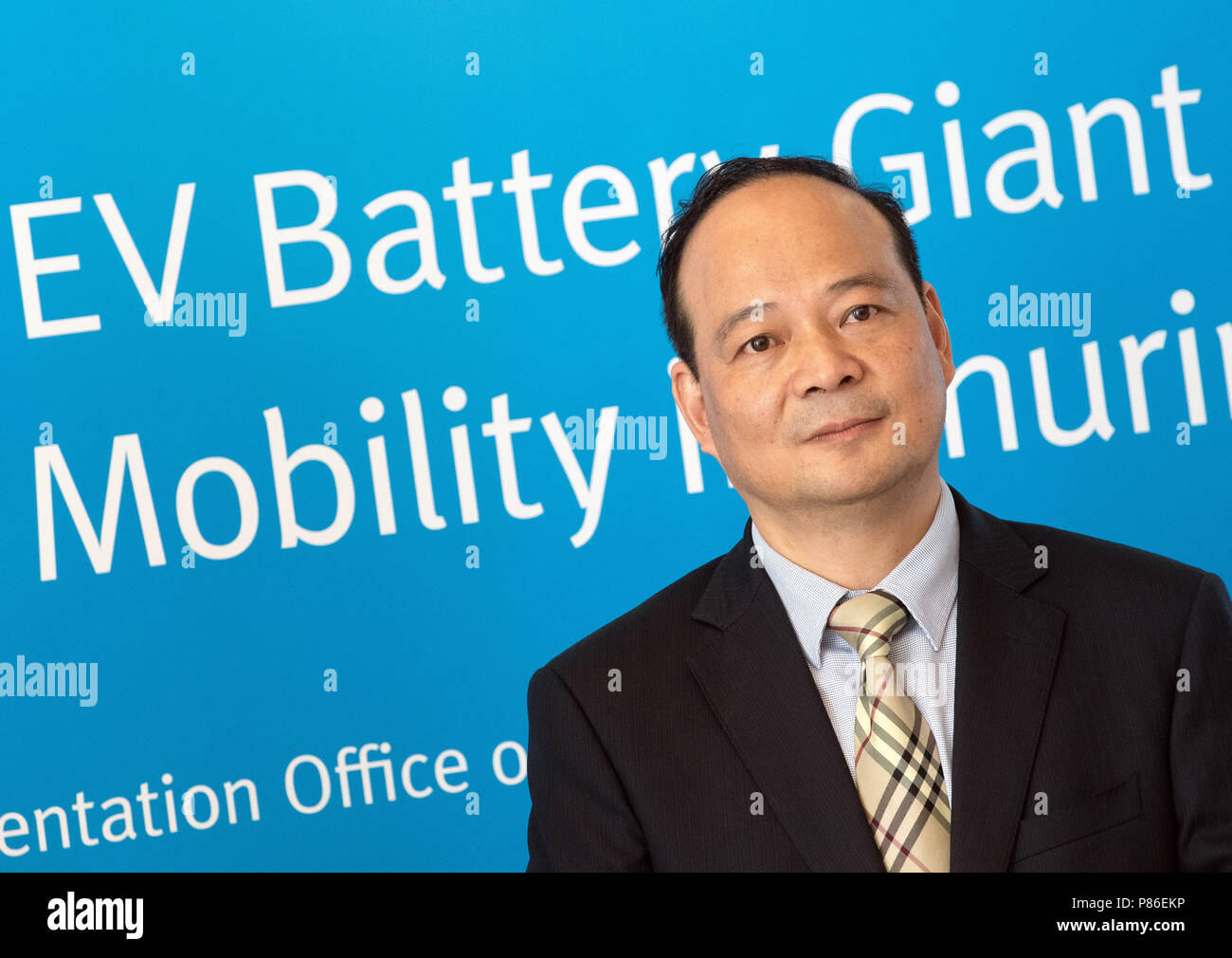 Berlino, Germania. 09 Luglio, 2018. Il CEO della batteria cinese contemporanea produttore Amperex Technology Ltd (CATL), Robin Zeng, presenta i piani per la costruzione di una fabbrica della società cinese in Turingia. Piani CATL per produrre le celle della batteria per auto electro in Turingia. Credito: Paolo Zinken/dpa/Alamy Live News Foto Stock