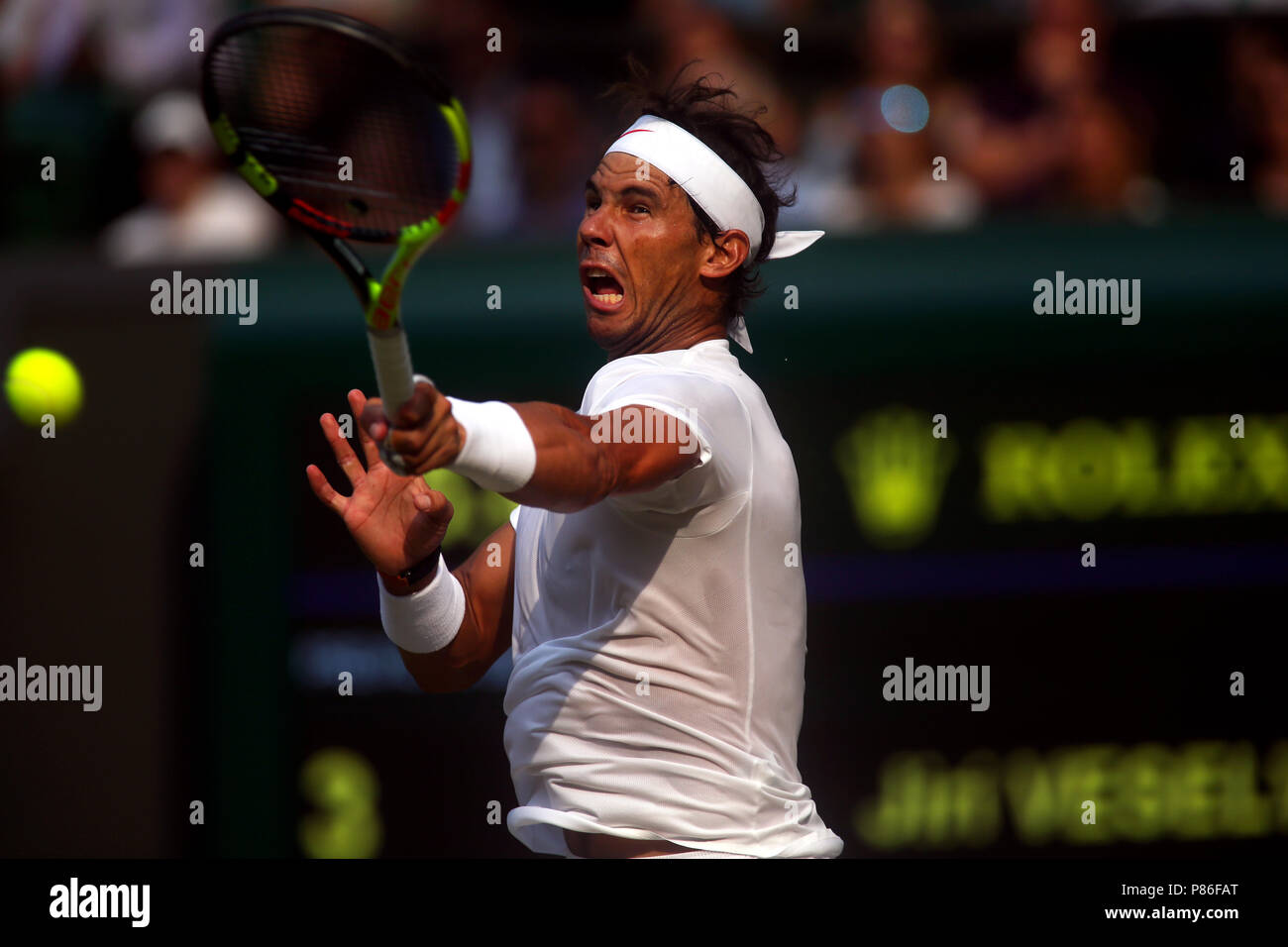 Londra, Inghilterra - Luglio 9, 2018. Wimbledon Tennis: Spagna di Rafael Nadal in azione durante il suo quarto round match contro Jiri Vesely della Repubblica ceca. Credito: Adam Stoltman/Alamy Live News Foto Stock