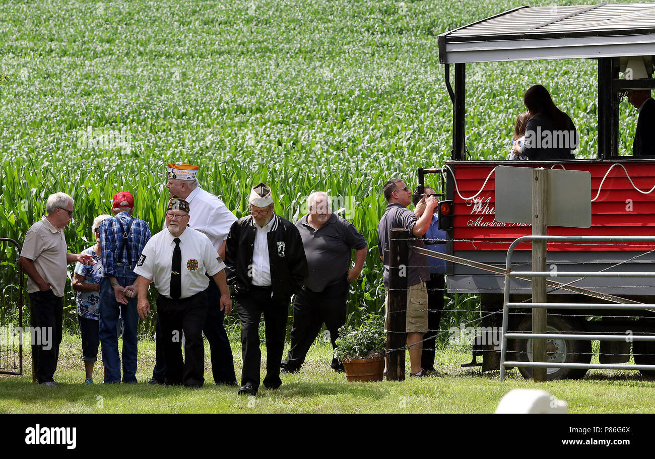 Spragueville, Iowa, USA. Il 27 giugno, 2018. Gli amici, la famiglia e i veterani di Spragueville, Preston e miglia, Iowa arrivano al Reed cimitero Pioneer per il sotterramento di Idell e perfora Wenthur Mercoledì, 27 giugno 2018. Credito: Kevin E. Schmidt/Quad-City volte/Quad-City volte/ZUMA filo/Alamy Live News Foto Stock