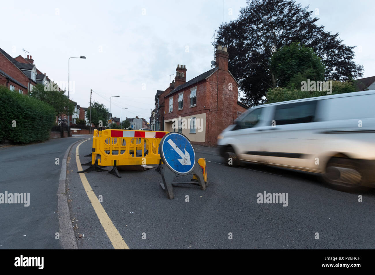 Uttoxeter, Staffordshire, Regno Unito. Il 9 luglio 2018. Una crescente dolina su High Street, A522, Uttoxeter, entra nella sua terza settimana di esistenza. Che lo circonda è solo un temporaneo blocco stradale per proteggere il pubblico e del traffico. Foto Stock