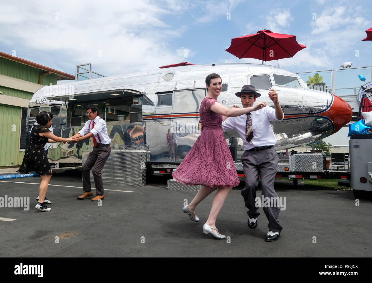 Los Angeles, Stati Uniti d'America. 9 Luglio, 2018. Ballerini eseguono nella parte anteriore del carrello di cibo si è trasformato da una guerra mondiale II DC-3 velivolo all'domani museo aeronautico a Los Angeles, negli Stati Uniti il 9 luglio 2018. Il carrello alimentare chiamato DC-3 Gourmet servirà come strumento di raccolta fondi per il museo. Credito: Zhao Hanrong/Xinhua/Alamy Live News Foto Stock