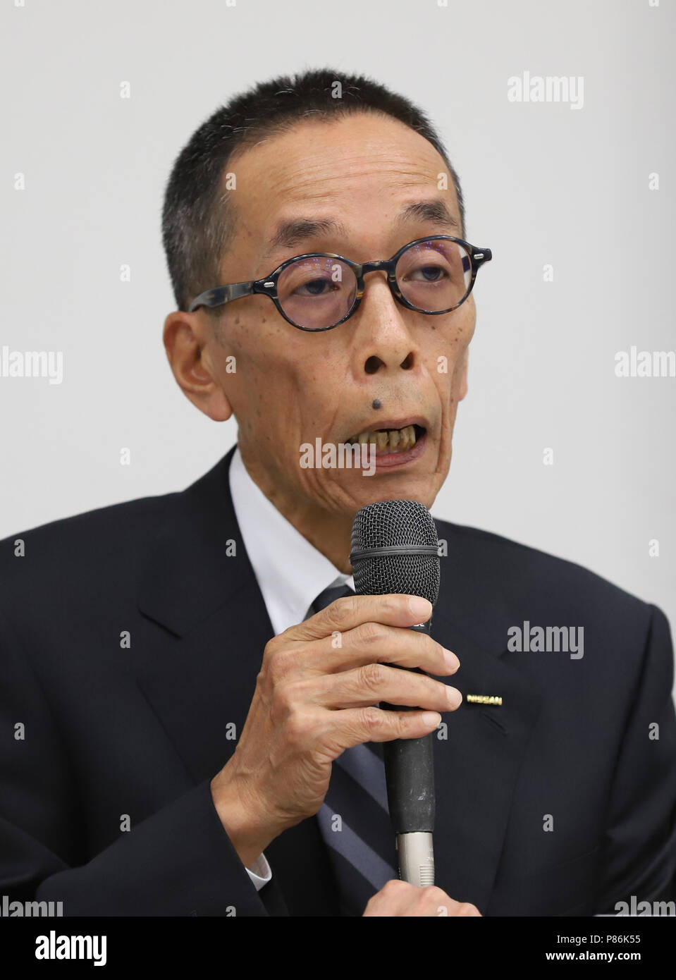 Yokohama, Giappone. 9 Luglio, 2018. Giapponese il gigante automobilistico Nissan Motor capo responsabile della concorrenza (CCO) Yasuhiro Yamauchi annuncia la truffa alle emissioni dei gas di scarico e l'economia di combustibile datas a cinque piante domestiche nel corso di una conferenza stampa presso la sede aziendale a Yokohama, suburbana Tokyo lunedì 9 luglio 2018. Credito: Yoshio Tsunoda/AFLO/Alamy Live News Foto Stock