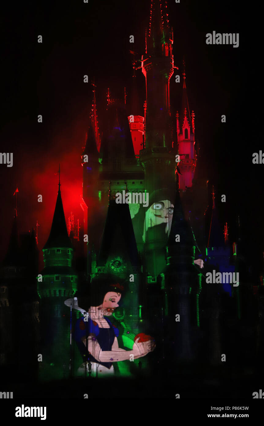 Tokyo, Giappone. 9 Luglio, 2018. Immagini di personaggi Disney sono projeted sul Castello di Cenerentola a premere anteprima per la nuova attrazione di notte "festeggiare! Tokyo Disneyland' al Tokyo Disneyland in Urayasu, suburbana Tokyo lunedì 9 luglio 2018. La nuova attrazione utilizzando la mappatura di proiezione e di fuoco opere saranno esposte presso il parco a tema della Disney dal 10 luglio per celebrare il parco il trentacinquesimo anniversario. Credito: Yoshio Tsunoda/AFLO/Alamy Live News Foto Stock