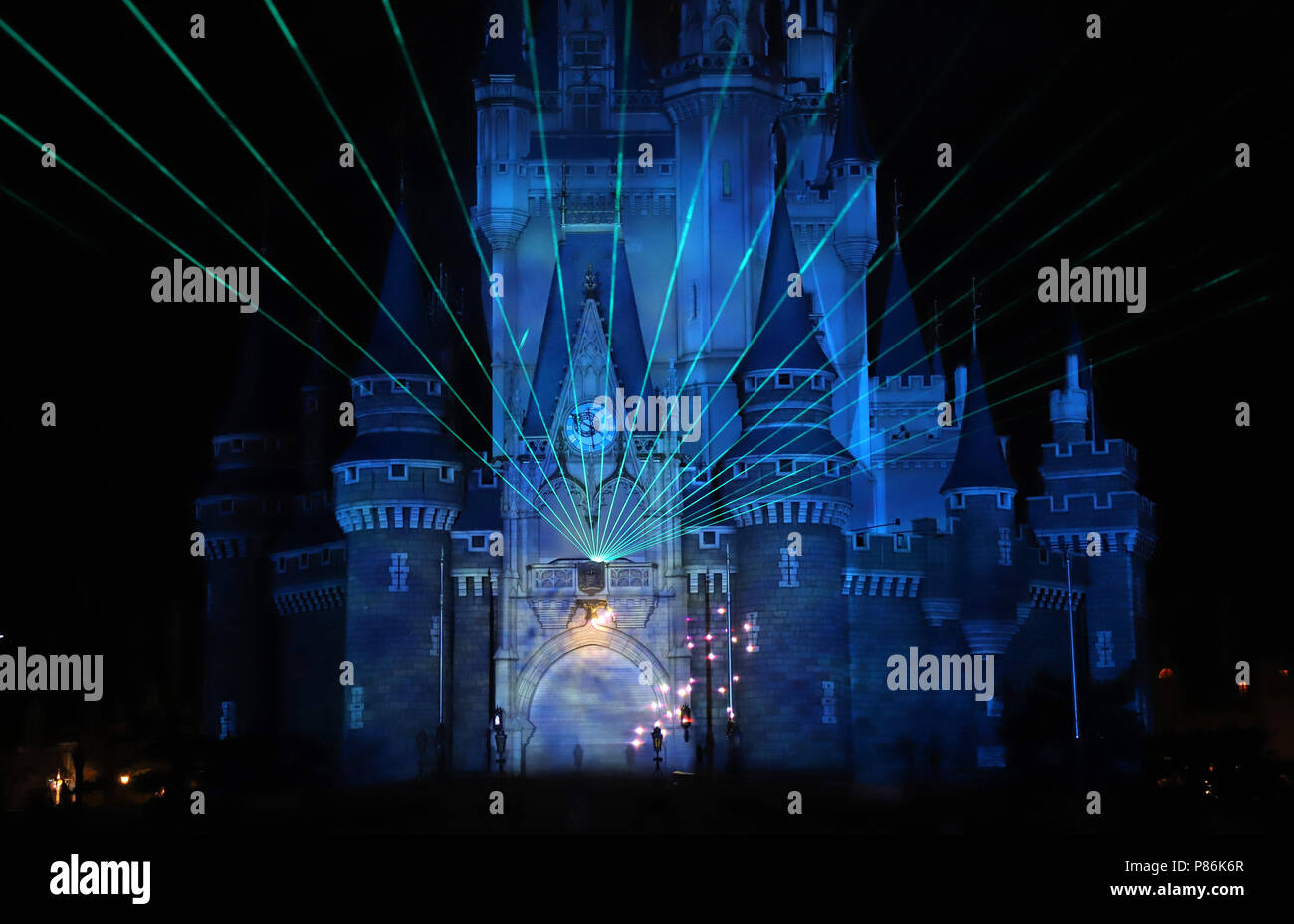 Tokyo, Giappone. 9 Luglio, 2018. Fasci laser vengono proiettati dal Castello di Cenerentola a premere anteprima per la nuova attrazione di notte "festeggiare! Tokyo Disneyland' al Tokyo Disneyland in Urayasu, suburbana Tokyo lunedì 9 luglio 2018. La nuova attrazione utilizzando la mappatura di proiezione e di fuoco opere saranno esposte presso il parco a tema della Disney dal 10 luglio per celebrare il parco il trentacinquesimo anniversario. Credito: Yoshio Tsunoda/AFLO/Alamy Live News Foto Stock