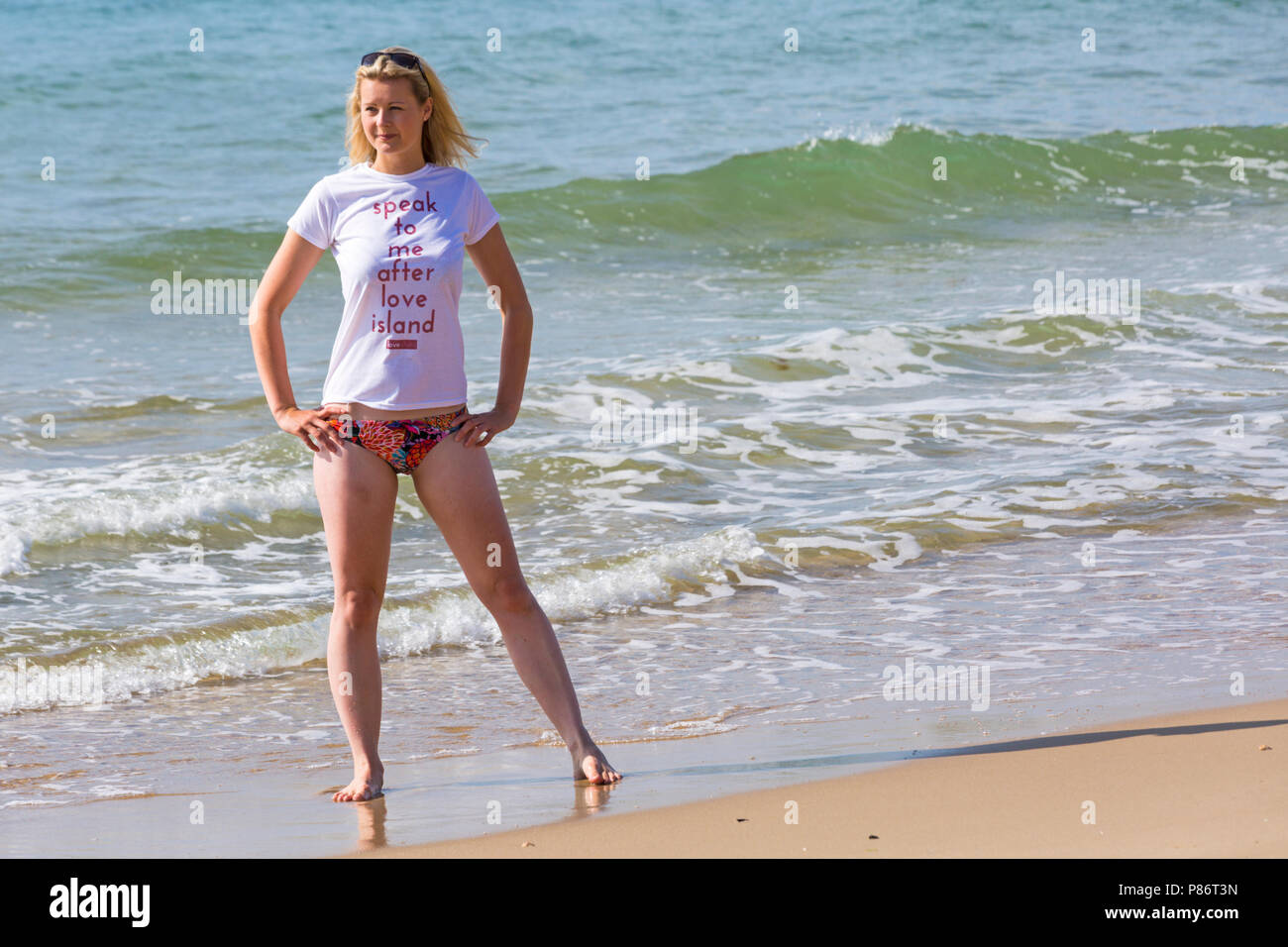 Bournemouth Dorset, Regno Unito. Il 10 luglio 2018. Regno Unito meteo: dopo un inizio nuvoloso, un altro caldo giorno soleggiato. Modello cavo Leanne gode del sole ad Alum Chine beach. Credito: Carolyn Jenkins/Alamy Live News Foto Stock