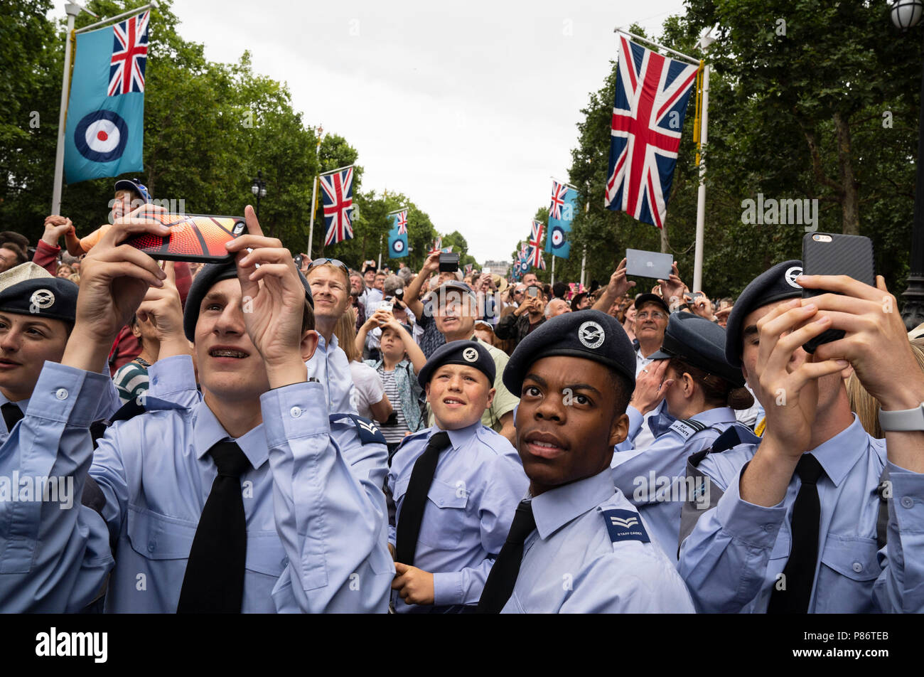 Londra, Regno Unito. 10 Luglio, 2018. La formazione di aria Corps cadetti guarda il flypast sul Mall, a Londra del RAF 100 Flypast sulla luglio 10, 2018. Foto di David Levenson Credito: David Levenson/Alamy Live News Foto Stock