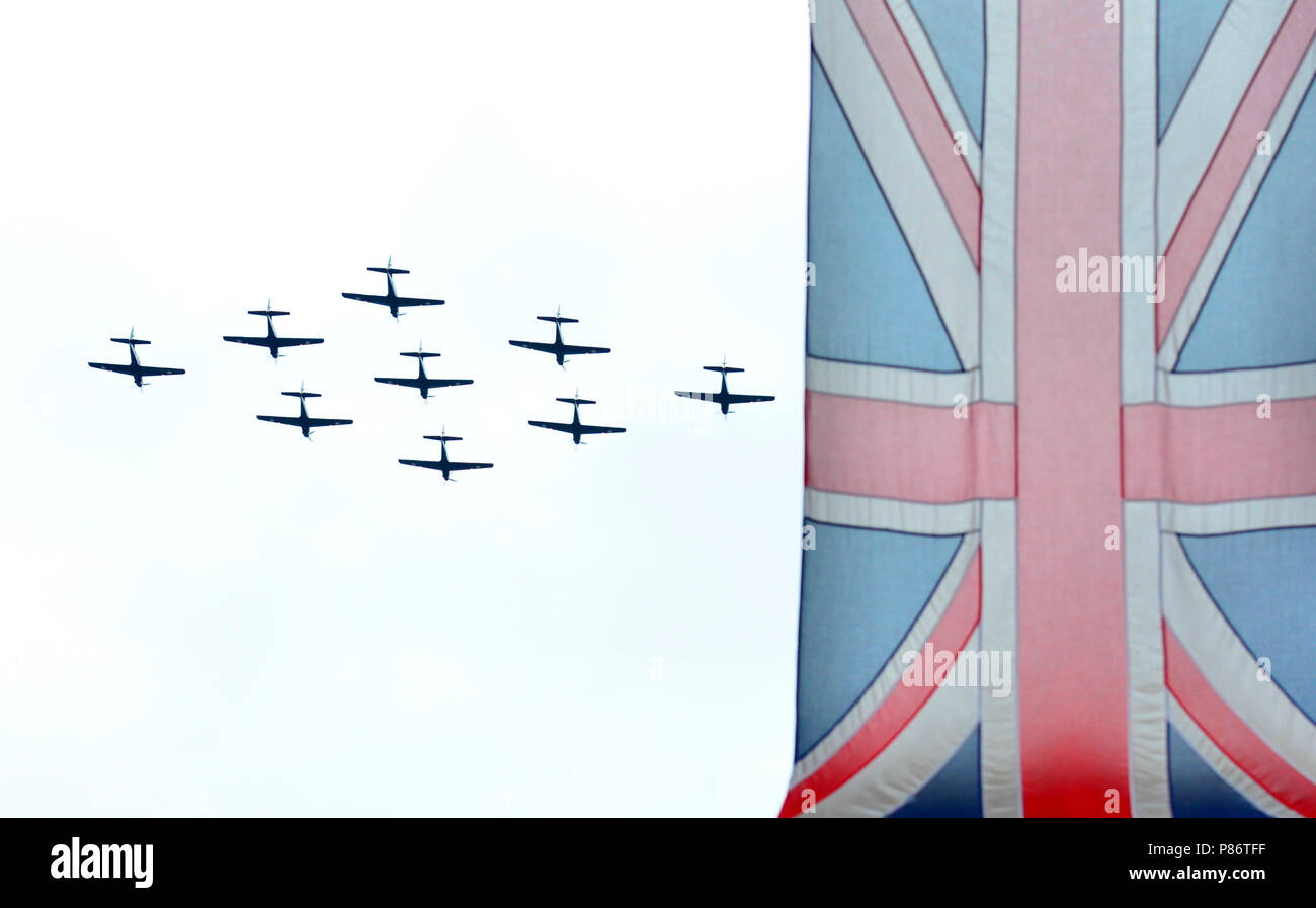 Londra, Regno Unito. 10 Luglio, 2018. Gli aeromobili provenienti da tutti i periodi della storia di RAF volare in formazione su Londra, giù il Mall, a Buckingham Palace, per celebrare il centenario della Royal Air Force. Qui si vede dal filamento Credito: PjrNews/Alamy Live News Foto Stock