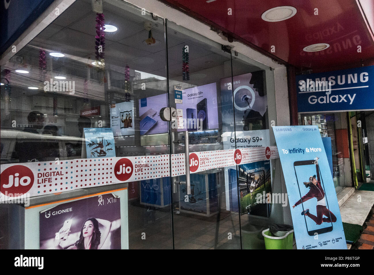 Kolkata. 10 Luglio, 2018. Un Samsung mobile store è visto in Kolkata, India su luglio, 10, 2018. Primo Ministro indiano Narendra Modi e visitando il Presidente sud coreano Moon Jae-in lunedì ha inaugurato una fabbrica di mobili vicino a Delhi in Noida, hanno detto i funzionari. Relazioni detta la nuova fabbrica si estende su 35 acri di terra sarebbe fabbricazione 10 milioni di telefoni cellulari di un mese, il 70 per cento dei quali sarà venduta nel mercato interno. Credito: Tumpa Mondal/Xinhua/Alamy Live News Foto Stock