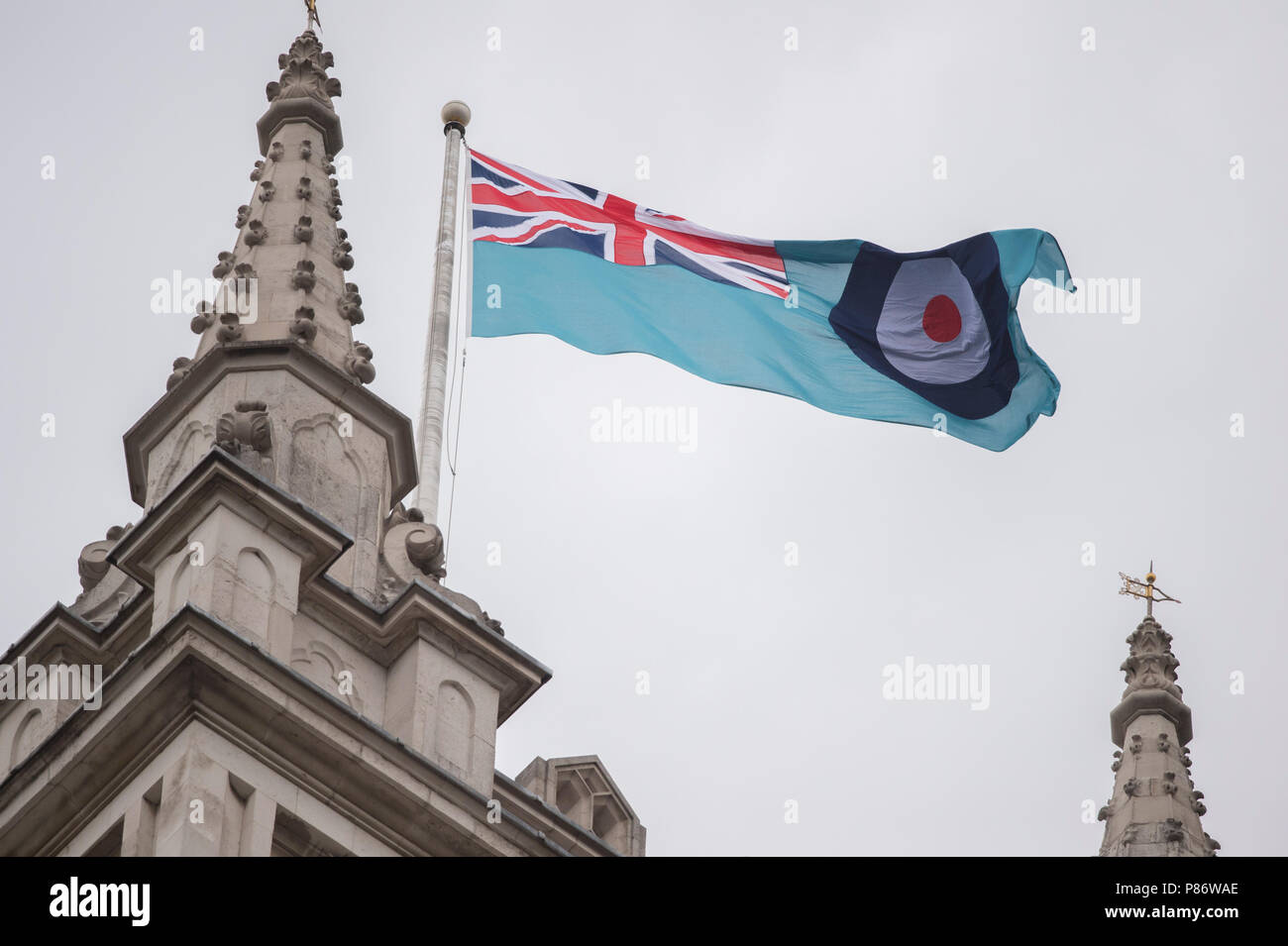 L'Abbazia di Westminster, Londra, Regno Unito. 10 Luglio, 2018. Un servizio è tenuto a Westminster Abbey per contrassegnare il centenario della Royal Air Force con la RAF Ensign sorvolare l'Abbazia. Credito: Malcolm Park/Alamy Live News. Foto Stock