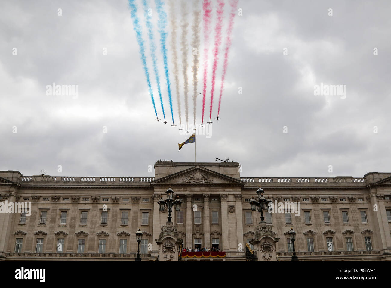 Il Mall. Londra. Regno Unito 10 luglio 2018 - HM la regina con la Principessa Michael del Kent, Prince Edward, Sophie Contessa di Wessex, il Principe Carlo, il principe Andréj, Camilla Duchessa di Cornovaglia, Meghan Duchessa di Sussex, il principe Harry, il principe William, Catherine Duchessa di Cambridge, Princess Anne e Tim Laurence come fino a100 aeromobile che rappresentano la RAF la storia tra cui le frecce rosse volare oltre Buckingham Palace per le celebrazioni del centenario della Royal Air Force. Credito: Dinendra Haria/Alamy Live News Foto Stock