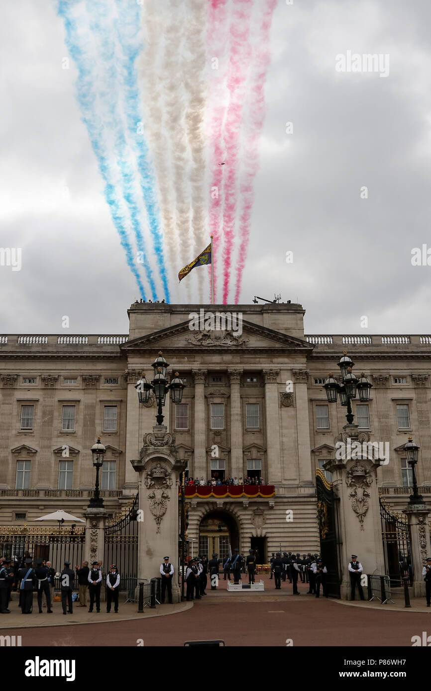 Il Mall. Londra. Regno Unito 10 luglio 2018 - HM la regina con la Principessa Michael del Kent, Prince Edward, Sophie Contessa di Wessex, il Principe Carlo, il principe Andréj, Camilla Duchessa di Cornovaglia, Meghan Duchessa di Sussex, il principe Harry, il principe William, Catherine Duchessa di Cambridge, Princess Anne e Tim Laurence come fino a100 aeromobile che rappresentano la RAF la storia tra cui le frecce rosse volare oltre Buckingham Palace per le celebrazioni del centenario della Royal Air Force. Credito: Dinendra Haria/Alamy Live News Foto Stock