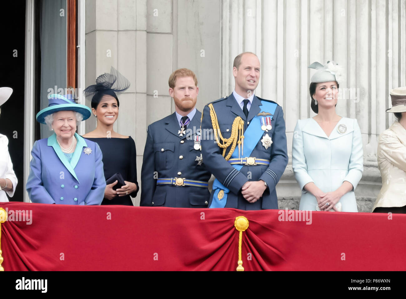 Londra, Regno Unito. 10th luglio 2018. Sua Maestà la Regina, TRH il Duca e la Duchessa di Sussex e TRH il Duca e la Duchessa di Cambridge guardando il flypast da Buckingham Palace balcone per commemorare 100 anni della RAF. Credit: amanda Rose/Alamy Live News Foto Stock