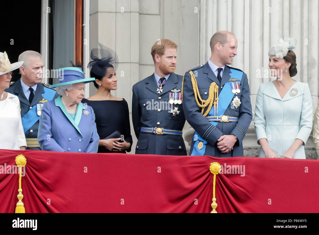 Londra, Regno Unito. 10th luglio 2018. Sua Maestà la Regina, TRH il Duca e la Duchessa di Sussex e TRH il Duca e la Duchessa di Cambridge guardando il flypast da Buckingham Palace balcone per commemorare 100 anni della RAF. Credit: amanda Rose/Alamy Live News Foto Stock