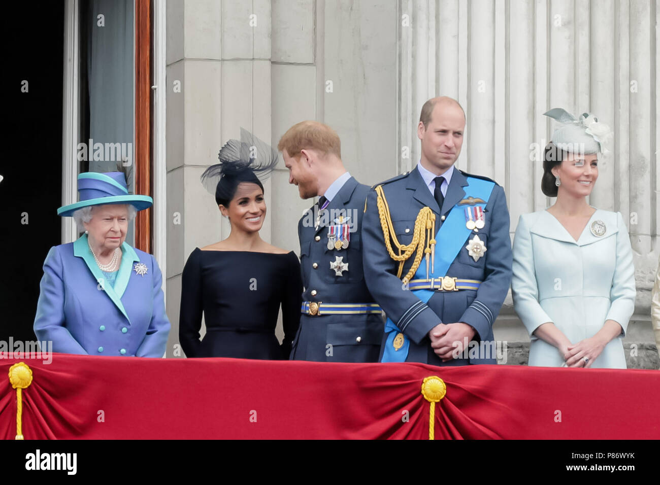 Londra, Regno Unito. 10th luglio 2018. Sua Maestà la Regina, TRH il Duca e la Duchessa di Sussex e TRH il Duca e la Duchessa di Cambridge guardando il flypast da Buckingham Palace balcone per commemorare 100 anni della RAF. Credit: amanda Rose/Alamy Live News Foto Stock