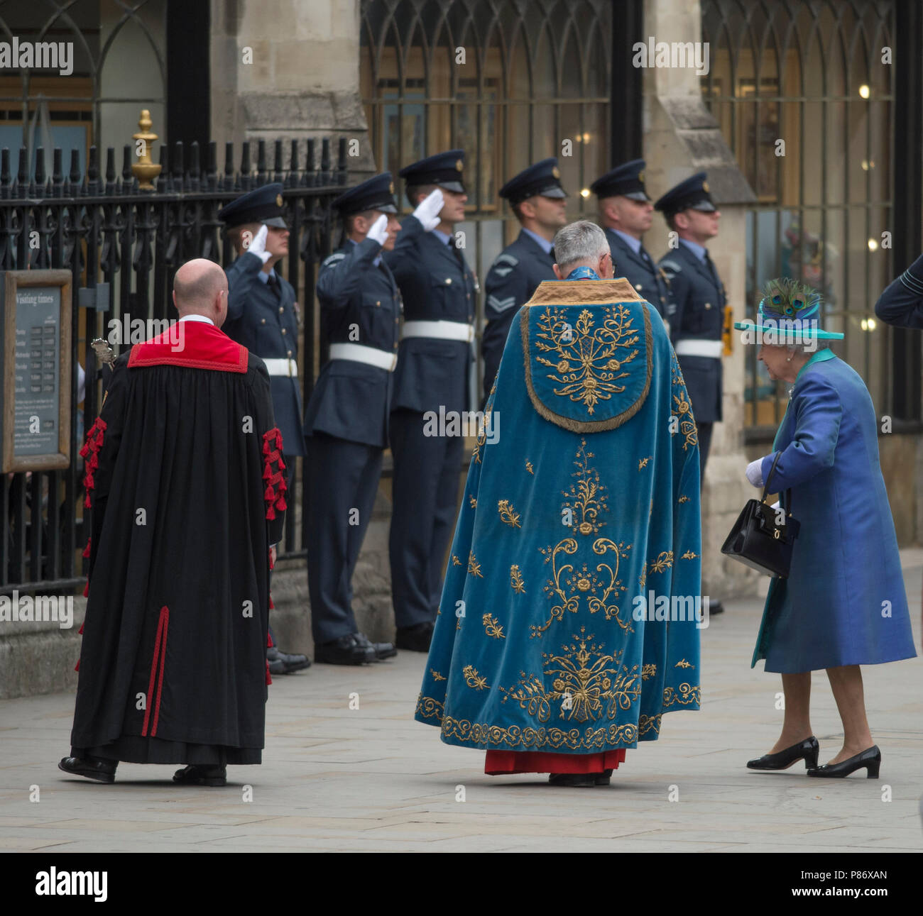 L'Abbazia di Westminster, Londra, Regno Unito. 10 Luglio, 2018. Un servizio è tenuto a Westminster Abbey per contrassegnare il centenario della Royal Air Force con Sua Maestà la Regina Elisabetta II in arrivo e incontrato dal decano. Credito: Malcolm Park/Alamy Live News. Foto Stock