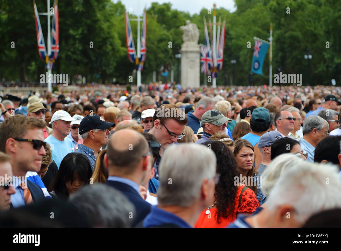 Londra, Regno Unito. Il 10 luglio 2018. Circa 100 aerei da tutti i periodi dell'aviazione ha preso parte in una spettacolare flypast Oltre Buckingham Palace per contrassegnare 100 anni della Royal Air Force. Migliaia di spettatori si sono riuniti per guardare questo evento molto speciale. Credito: Uwe Deffner/Alamy Live News Foto Stock