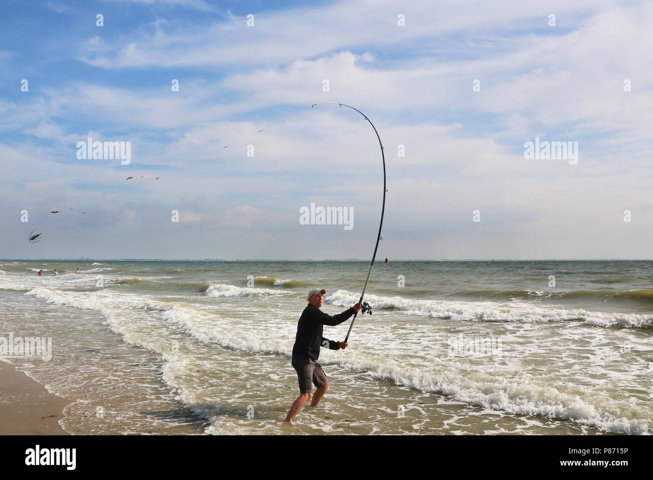 Sportvissen aan het strand, pesca sportiva al litorale Foto Stock