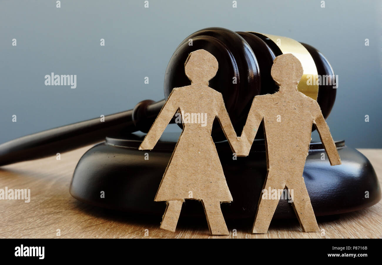 Il divorzio e gli alimenti. Problemi di relazione. Martello e le figure del giovane. Foto Stock