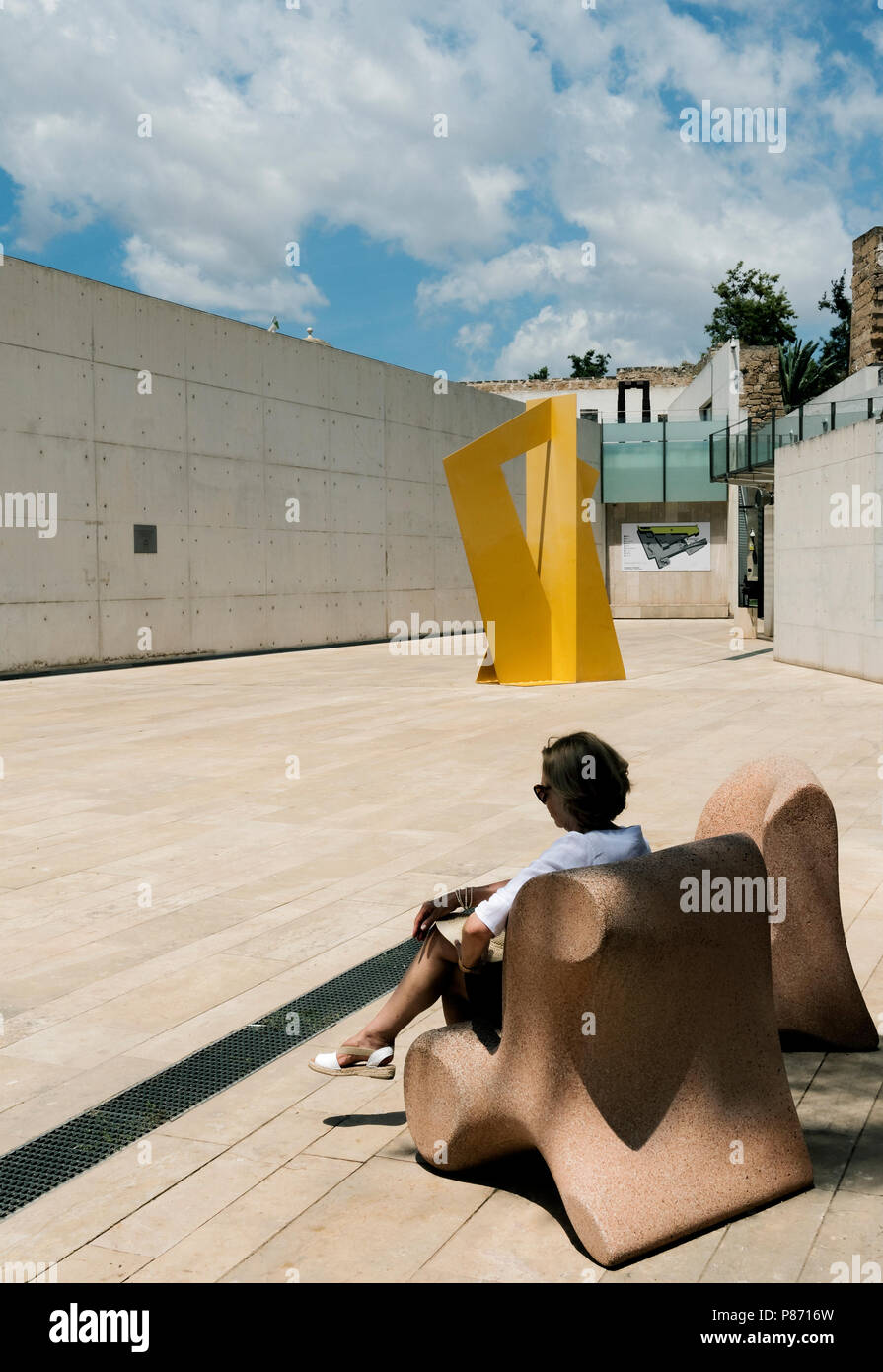 Design moderno salotto in pietra nel cortile di Es Baluard, il museo di arte moderna e contemporanea in Palma di Mallorca, Spagna. Foto Stock