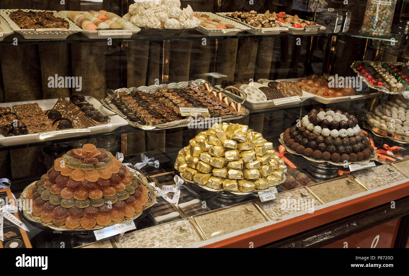 Cioccolatini, caramelle & caramelle nella vetrina di un negozio di gastronomia in Palma de Mallorca, Spagna. Foto Stock