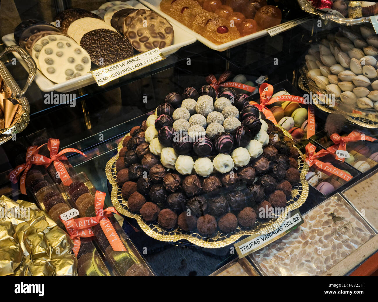 Cioccolatini, caramelle & caramelle nella vetrina di un negozio di gastronomia in Palma de Mallorca, Spagna. Foto Stock